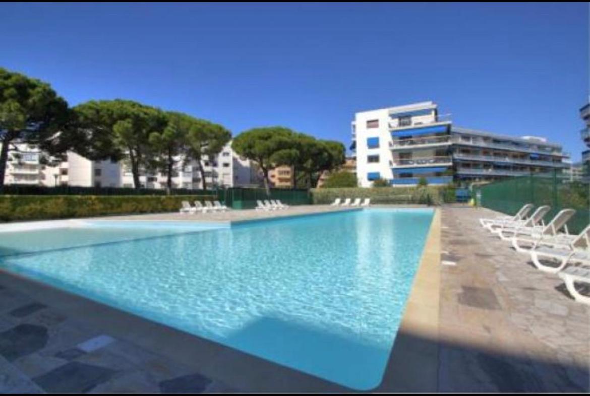 Front De Mer,Plage, Piscine, Parking Кан сюр Мер Екстериор снимка